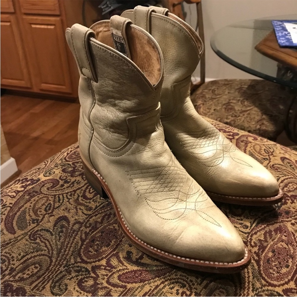 Billy Short Pull on Boot Size 7.5 in Ivory